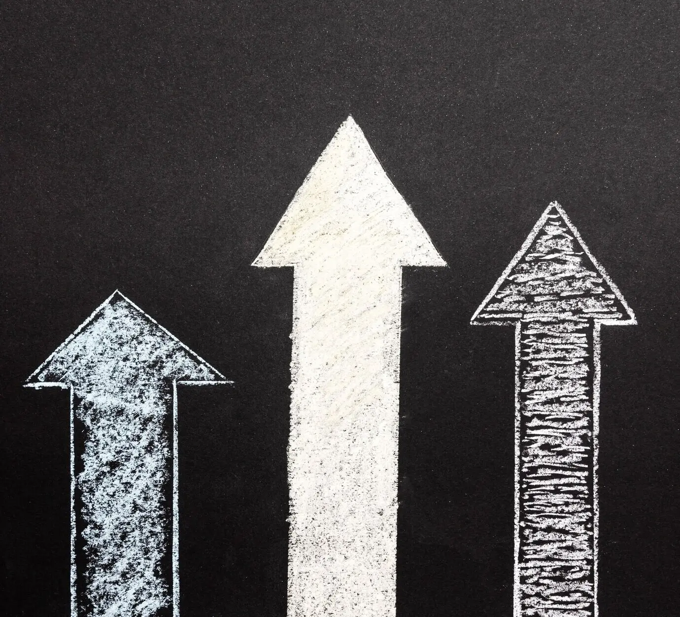 Вид сверху на стрелки, нарисованные мелом.