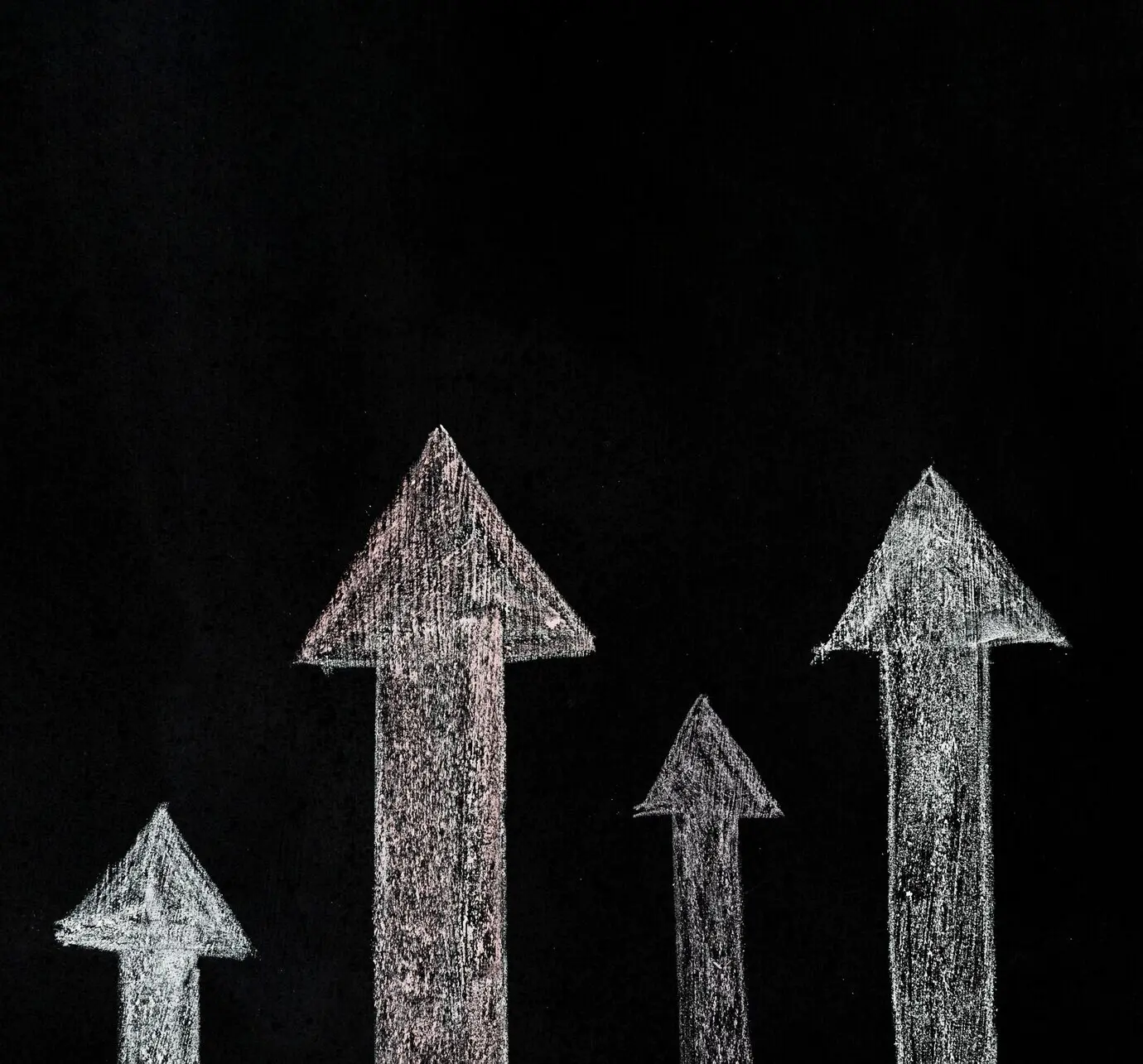 Нарисованная мелом стрелка, указывающая вверх, со свободным пространством для текста.