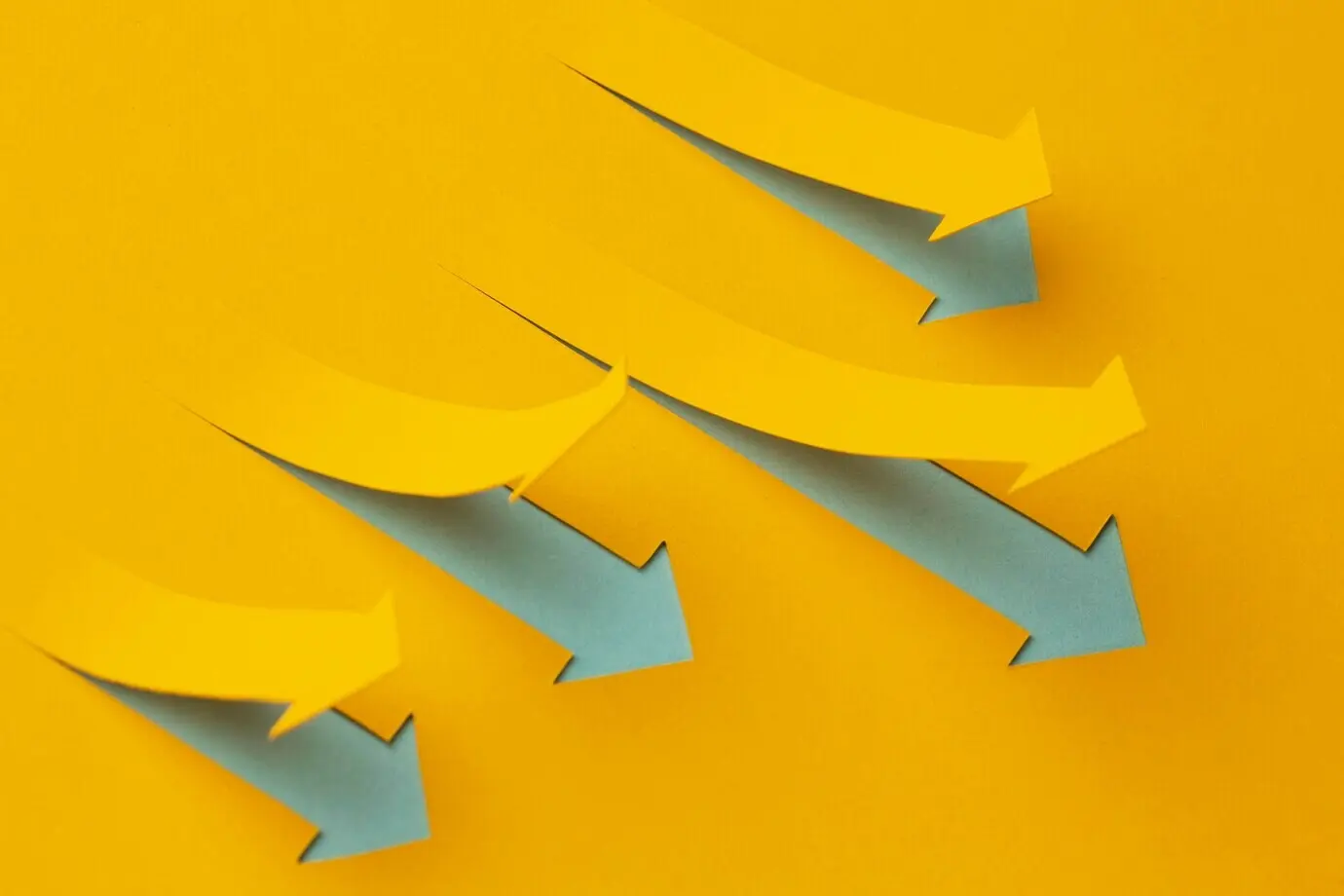 Вид сверху на презентацию статистики роста со стрелками